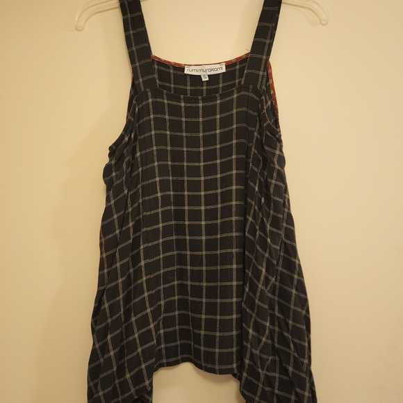 Black strap top with asymmetrical hem - Picture 3 of 3